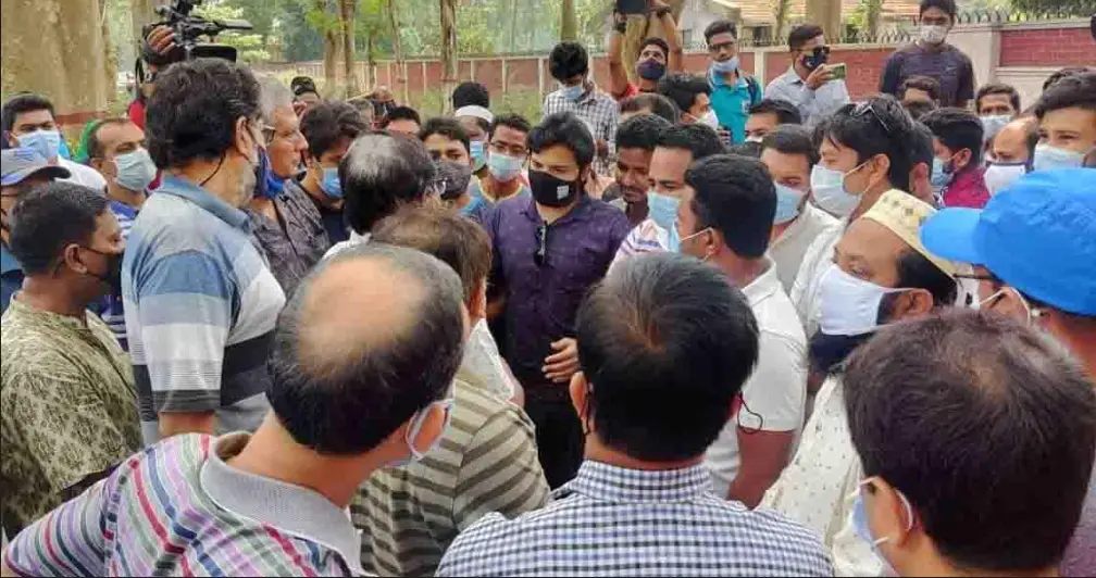 রাবিতে সিন্ডিকেট ঘিরে উত্তেজনা, শিক্ষক লাঞ্ছিত ॥ সভা স্থগিত রাবিতে সিন্ডিকেট ঘিরে উত্তেজনা, শিক্ষক লাঞ্ছিত ॥ সভা স্থগিত