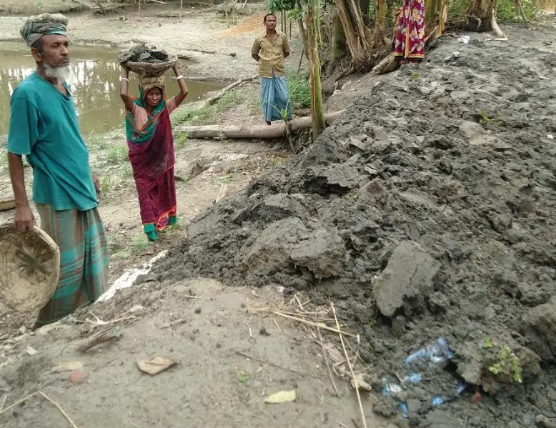 উলিপুরে কর্মসৃজন প্রকল্পের শ্রমিক দিয়ে বোনের বাড়িতে মাটি কাটাচ্ছেন ইউপি সদস্য উলিপুরে কর্মসৃজন প্রকল্পের শ্রমিক দিয়ে বোনের বাড়িতে মাটি কাটাচ্ছেন ইউপি সদস্য