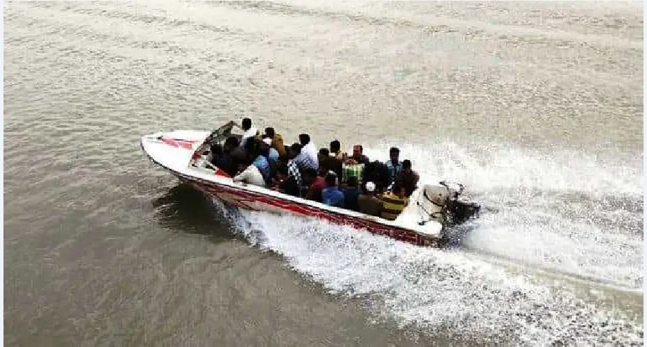 বরিশালের রাতে অধিক ঝুঁকি নিয়ে চলছে স্পিডবোট