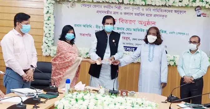 শেরপুরে কর্মহীন শিল্পী, কবি ও সাহিত্যিকদের মাঝে নগদ অর্থ সহায়তা বিতরণ শেরপুরে কর্মহীন শিল্পী, কবি ও সাহিত্যিকদের মাঝে নগদ অর্থ সহায়তা বিতরণ