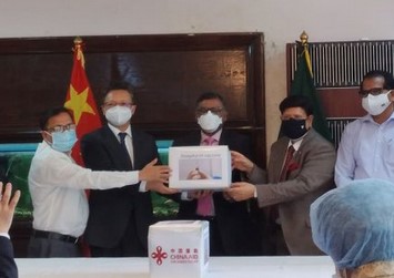 পাঁচ লাখ ডোজ টিকা বাংলাদেশের কাছে হস্তান্তর করল চীন পাঁচ লাখ ডোজ টিকা বাংলাদেশের কাছে হস্তান্তর করল চীন