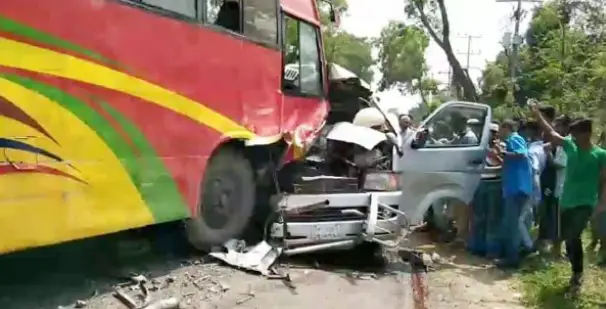 নরসিংদীতে বাস-মাইক্রোবাসের সংঘর্ষে দুই চিকিৎসক সহ নিহত ৩ , আহত ৫