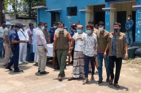 পাবনায় ডিবি পুলিশের অভিযানে অস্ত্র-গুলিসহ আটক ২ পাবনায় ডিবি পুলিশের অভিযানে অস্ত্র-গুলিসহ আটক ২