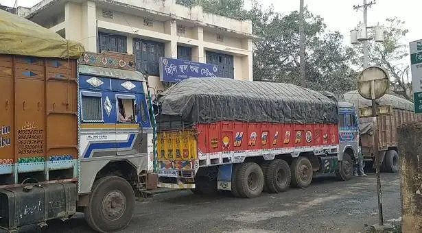 ৩ দিন বন্ধের পর হিলি স্থলবন্দরে আমদানি-রফতানি শুরু ৩ দিন বন্ধের পর হিলি স্থলবন্দরে আমদানি-রফতানি শুরু