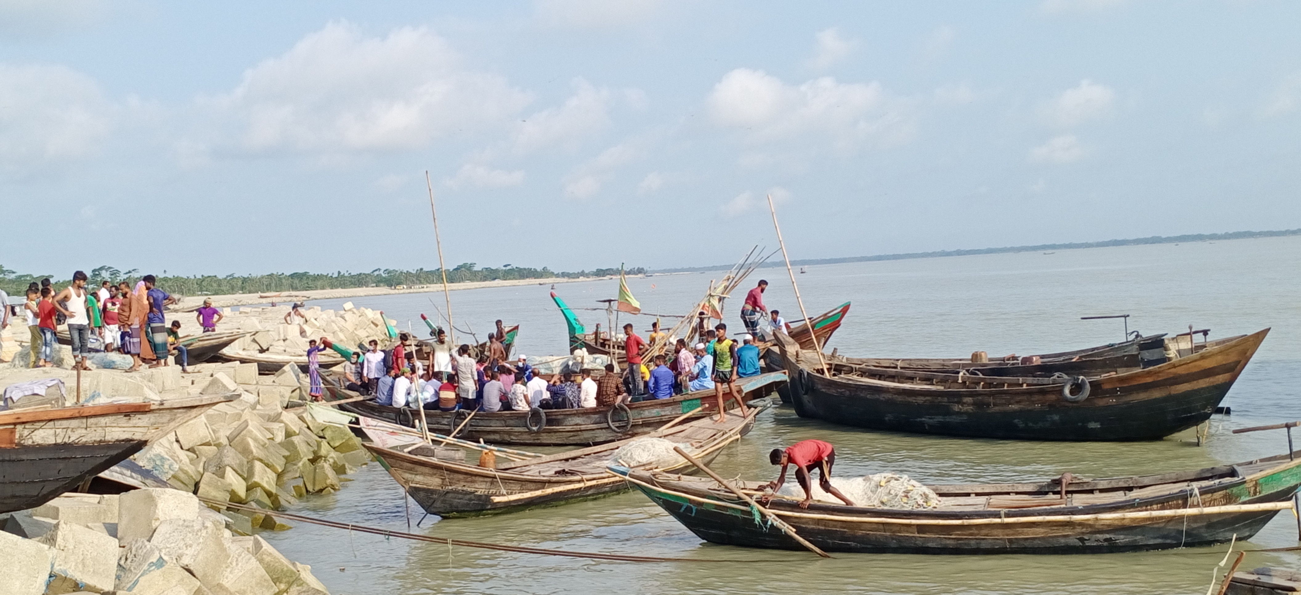 ভোলা থেকে ট্রলার ও স্পিডবোটে ঝুঁকি নিয়ে যাত্রীরা মেঘনা পাড়ি দিচ্ছে ॥ দুর্ঘটনার আশঙ্কা