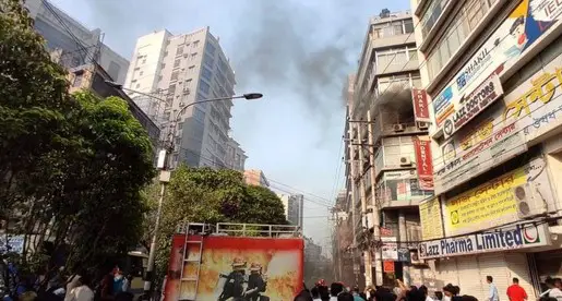পান্থপথে বহুতল ভবনের আগুন নিয়ন্ত্রণে পান্থপথে বহুতল ভবনের আগুন নিয়ন্ত্রণে