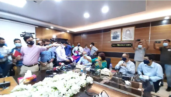 রোজিনা গ্রেফতার ॥ স্বাস্থ্য মন্ত্রণালয়ের সংবাদ সম্মেলন ‘বয়কট’ রোজিনা গ্রেফতার ॥ স্বাস্থ্য মন্ত্রণালয়ের সংবাদ সম্মেলন ‘বয়কট’