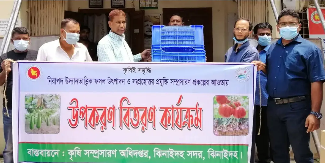 ঝিনাইদহে ফল ও সবজি চাষীদের মাঝে কৃষি উপকরণ বিতরণ ঝিনাইদহে ফল ও সবজি চাষীদের মাঝে কৃষি উপকরণ বিতরণ