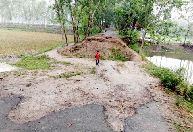 আত্রাইয়ে বন্যায় বিধ্বস্ত রাস্তা সংস্কার না করায় এলাকাবাসীর দুর্ভোগ