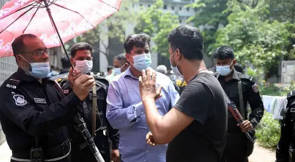 ঢামেকে দালালের কাছ থেকে রক্ত পরীক্ষার কাগজ উদ্ধার ঢামেকে দালালের কাছ থেকে রক্ত পরীক্ষার কাগজ উদ্ধার
