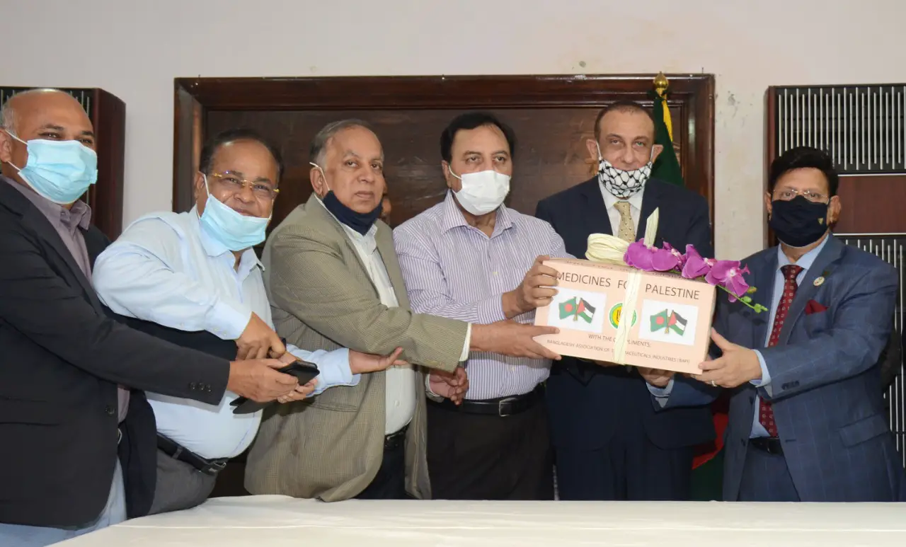 ফিলিস্তিনের জন্য চিকিৎসাসামগ্রী গ্রহণ করলেন পররাষ্ট্রমন্ত্রী ফিলিস্তিনের জন্য চিকিৎসাসামগ্রী গ্রহণ করলেন পররাষ্ট্রমন্ত্রী