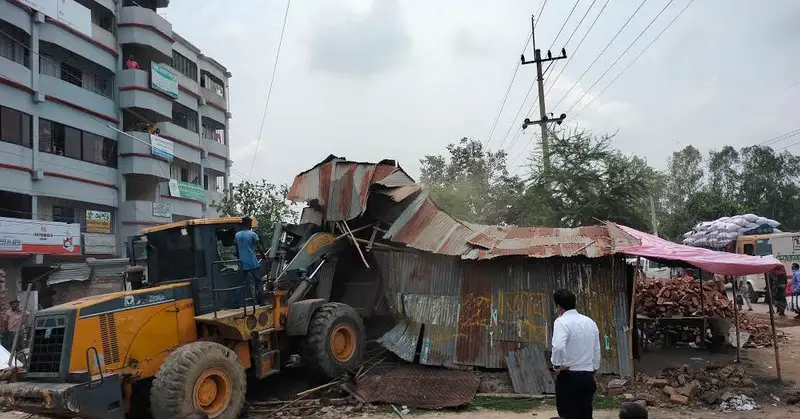 আদমদীঘিতে সওজে’র উচ্ছেদ অভিযানে তিন শতাধিক স্থাপনা উচ্ছেদ