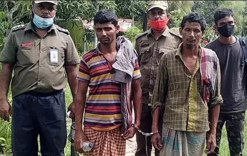 সুন্দরবনে হরিণের মাংস ও ফাঁদসহ বাপ-বেটা আটক সুন্দরবনে হরিণের মাংস ও ফাঁদসহ বাপ-বেটা আটক