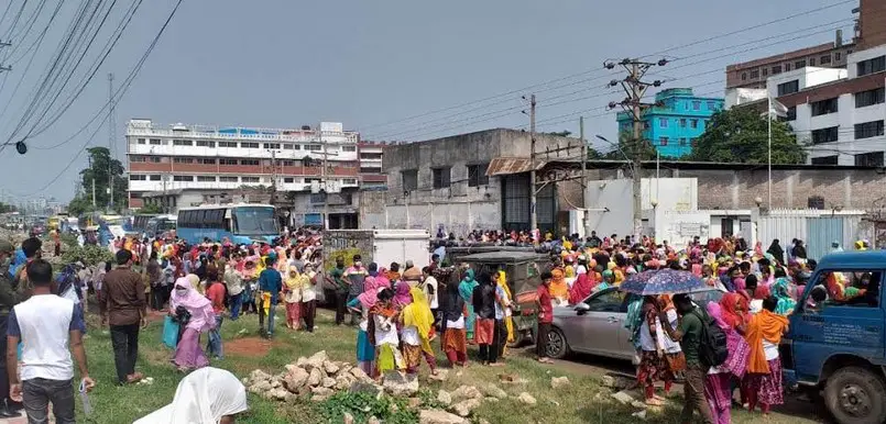 গাজীপুরে বকেয়া বেতন-ভাতা পরিশোধের দাবীতে বিক্ষোভ গাজীপুরে বকেয়া বেতন-ভাতা পরিশোধের দাবীতে বিক্ষোভ