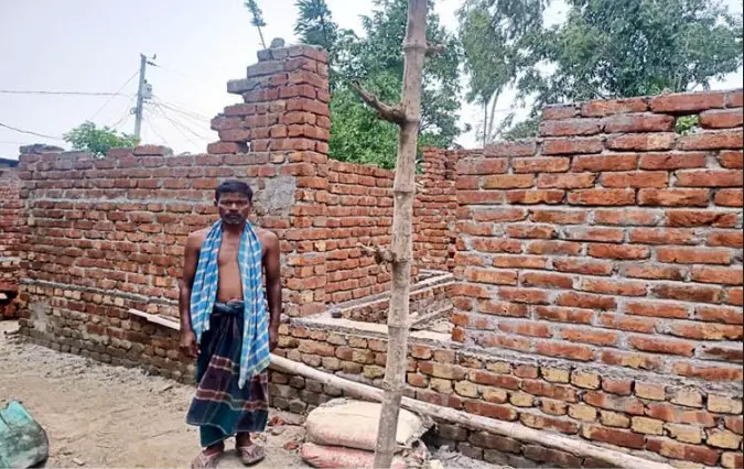 নওগাঁয় নির্মাণ কাজ শেষ না হতেই ভেঙ্গে পড়লো আদিবাসীর ঘর