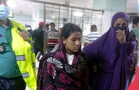 দগ্ধ গৃহকর্মীকে লুকিয়ে চিকিৎসা দিতে গিয়ে ধরা খেলেন গৃহকর্ত্রীর মেয়ে দগ্ধ গৃহকর্মীকে লুকিয়ে চিকিৎসা দিতে গিয়ে ধরা খেলেন গৃহকর্ত্রীর মেয়ে