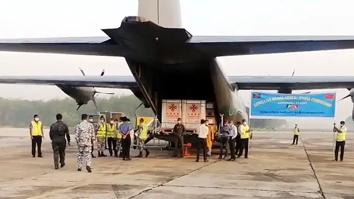 ঢাকায় পৌঁছেছে চীনের টিকা ঢাকায় পৌঁছেছে চীনের টিকা