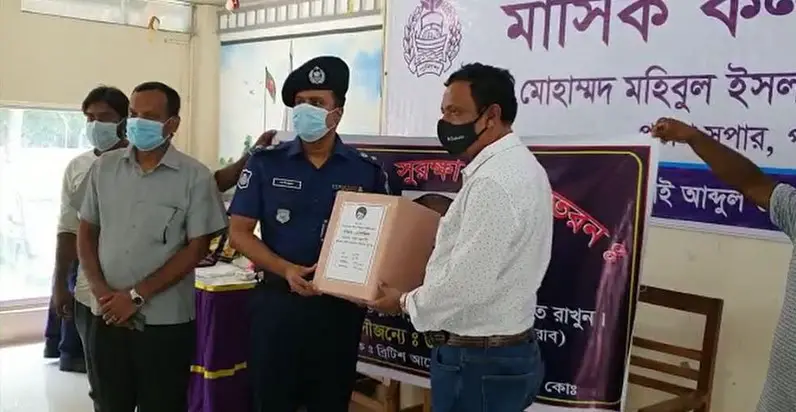 ঈশ্বরদীতে ড্যাফোডিলসের পক্ষ থেকে সুরক্ষা সামগ্রী বিতরণ