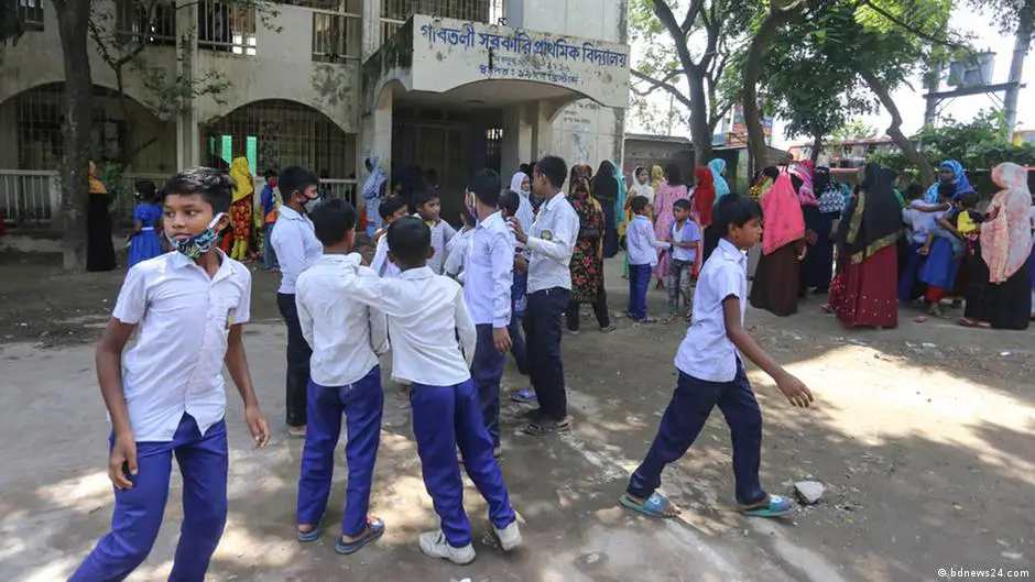 করোনাকালে ঝরে পড়া স্কুলশিক্ষার্থীদের তালিকা করছে সরকার করোনাকালে ঝরে পড়া স্কুলশিক্ষার্থীদের তালিকা করছে সরকার