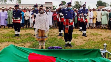 বীর মুক্তিযোদ্ধাদের গার্ড অব অনার ॥ নারী ইউএনওদের বিকল্প চাওয়ায় ক্ষোভ-প্রতিবাদ