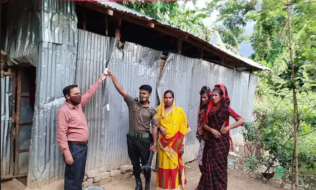 হিজড়াদের ঘর আলোকিত করে দিলেন ইউএনও