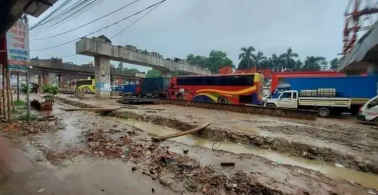 টঙ্গী-গাজীপুর বিআরটি'র ভাঙাচোরা সড়কে যানজটে লাখো জনজীবন স্থবির