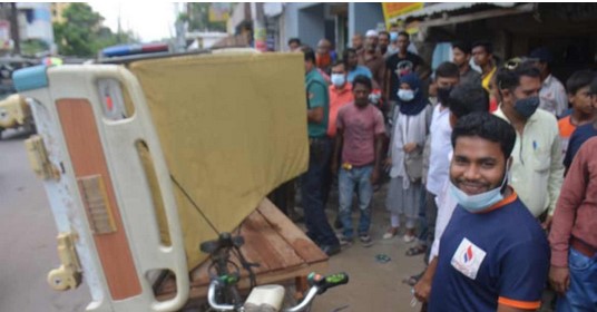হাসপাতালের বেড বাড়িতে নেওয়ার পথে ধরা খেলেন চিকিৎসক হাসপাতালের বেড বাড়িতে নেওয়ার পথে ধরা খেলেন চিকিৎসক