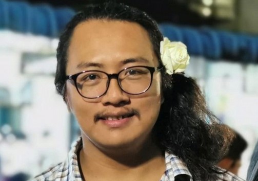 সু চির ৭৬তম জন্মদিনে চুলে ফুল গুঁজে প্রতিবাদ তার সমর্থকদের সু চির ৭৬তম জন্মদিনে চুলে ফুল গুঁজে প্রতিবাদ তার সমর্থকদের