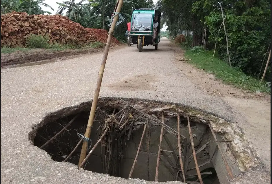 চারটি কালভার্ট ভেঙ্গে সড়কটি এখন মরণ ফাঁদ চারটি কালভার্ট ভেঙ্গে সড়কটি এখন মরণ ফাঁদ