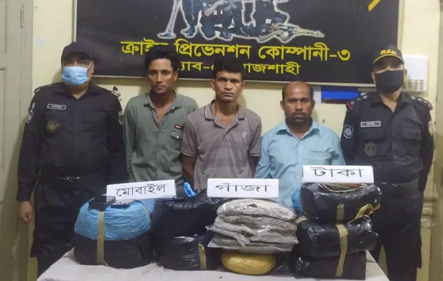 নওগাঁয় ৩৫ কেজি গাঁজাসহ ৩ কারবারী গ্রেফতার নওগাঁয় ৩৫ কেজি গাঁজাসহ ৩ কারবারী গ্রেফতার