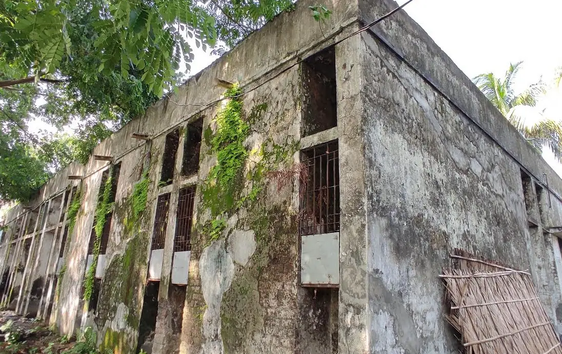 যে কোন মূহুর্তে ধ্বসে পরাতে পারে ভালুকা সাব-রেজিস্ট্রি অফিস যে কোন মূহুর্তে ধ্বসে পরাতে পারে ভালুকা সাব-রেজিস্ট্রি অফিস