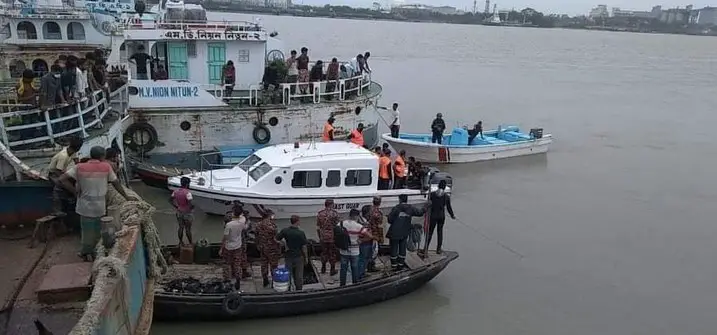 পশুর নদীতে কার্গো জাহাজ থেকে পড়ে লস্কর নিখোঁজ পশুর নদীতে কার্গো জাহাজ থেকে পড়ে লস্কর নিখোঁজ