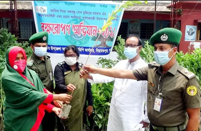 নিয়ামতপুরে আনসার ও ভিডিপি সদস্যদের মাঝে গাছের চারা বিতরণ