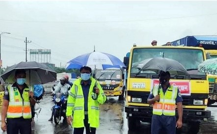 লকডাউন: ঢাকা-চট্টগ্রাম মহাসড়কে কঠোর অবস্থানে প্রশাসন