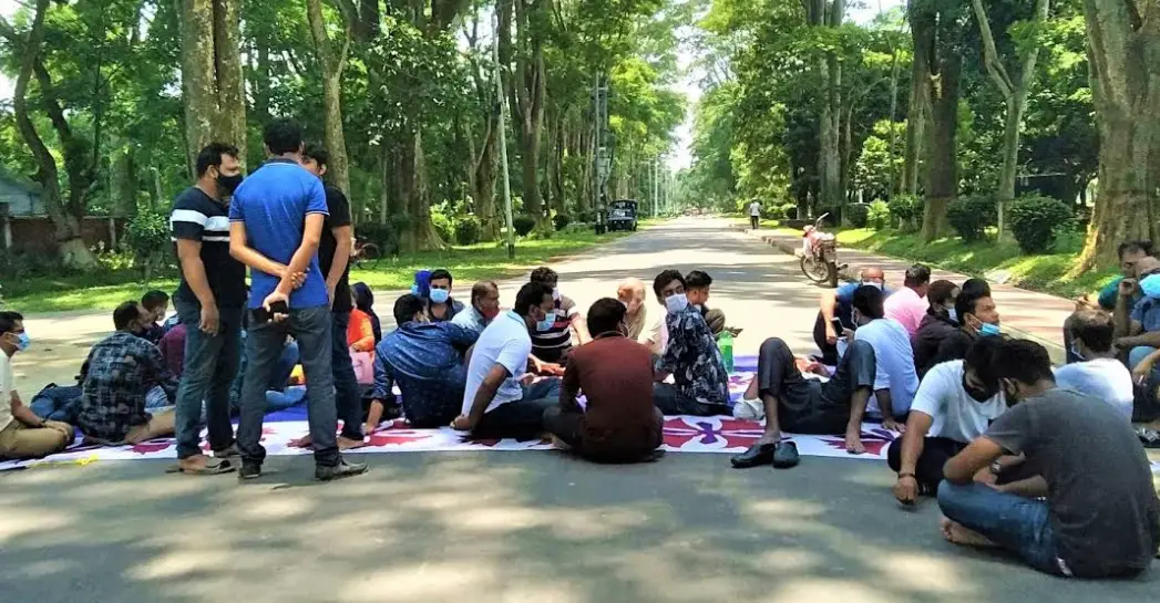 রাবিতে ‘অবৈধ’ নিয়োগপ্রাপ্তরা যোগদান করতে মরিয়া রাবিতে ‘অবৈধ’ নিয়োগপ্রাপ্তরা যোগদান করতে মরিয়া