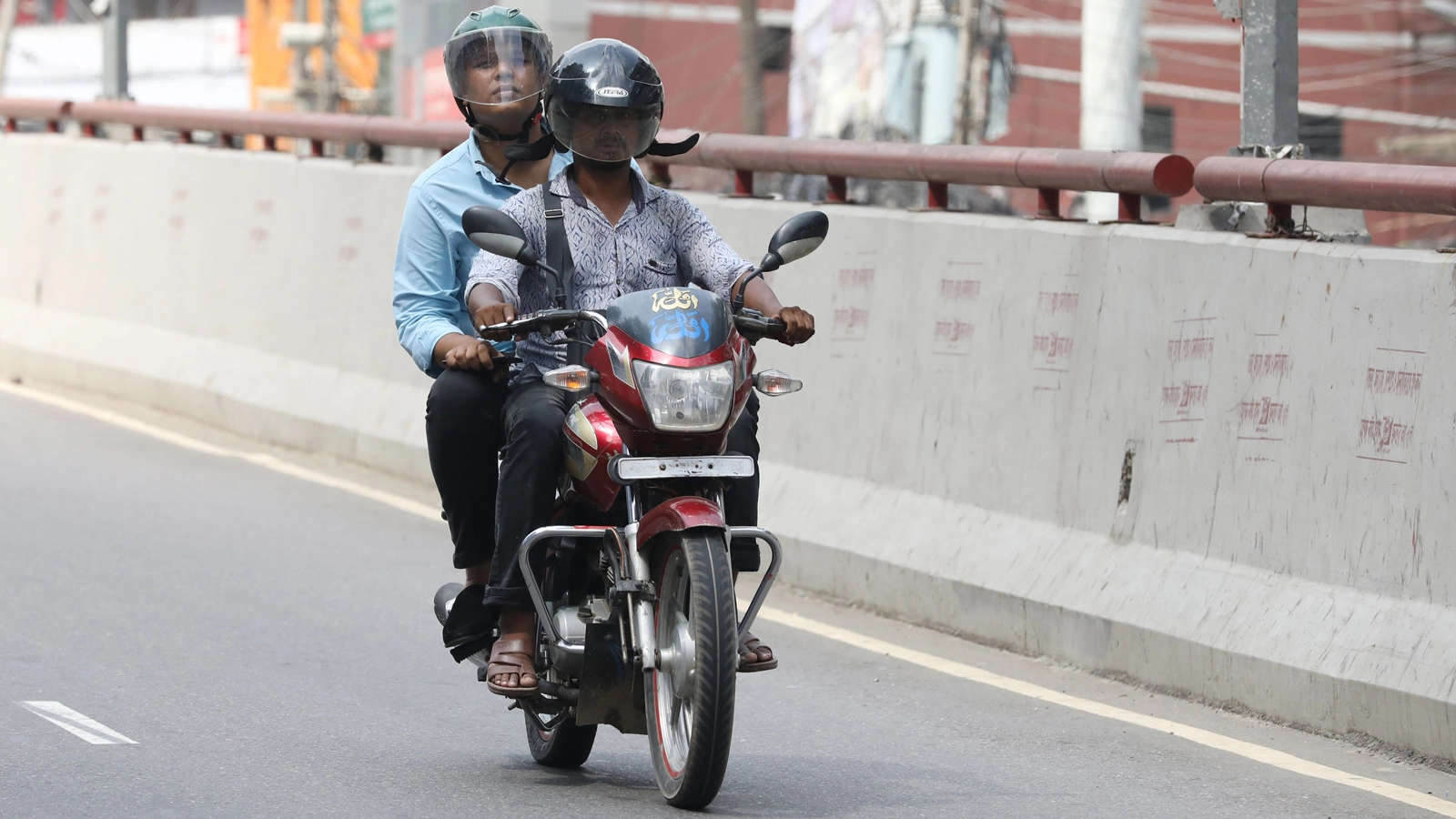 করোনা : মোটরসাইকেলে আরোহী বহন করা যাবে না করোনা : মোটরসাইকেলে আরোহী বহন করা যাবে না