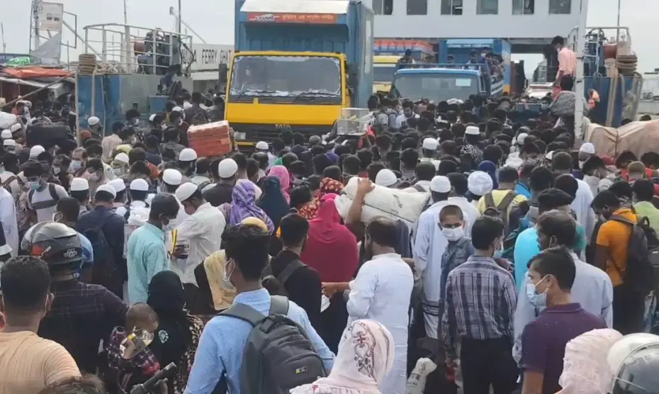 ঢাকামুখী মানুষের ঢল ঢাকামুখী মানুষের ঢল