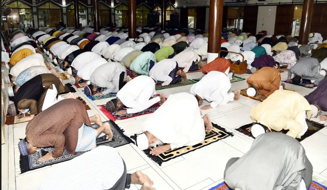 খুলনায় যথাযোগ্য মর্যাদায় ঈদের জামাত অনুষ্ঠিত খুলনায় যথাযোগ্য মর্যাদায় ঈদের জামাত অনুষ্ঠিত