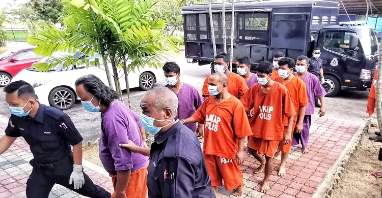 মালয়েশিয়ায় বিধি ভঙ্গ করে ঈদ জামাত : ৪৮ বাংলাদেশি রিমান্ডে মালয়েশিয়ায় বিধি ভঙ্গ করে ঈদ জামাত : ৪৮ বাংলাদেশি রিমান্ডে