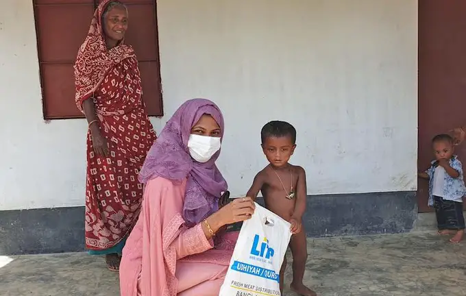 ভালুকায় আশ্রয়ণ প্রকল্পের পরিবারের সাথে ঈদের আনন্দ ভাগাভাগি করলেন ইউএনও