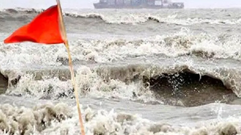 সাগরে লঘুচাপ॥ ভারী বর্ষণের আভাস,তিন নম্বর সংকেত সাগরে লঘুচাপ॥ ভারী বর্ষণের আভাস,তিন নম্বর সংকেত