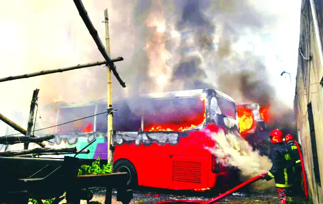 মতিঝিলে গ্যারেজে আগুন ॥ পুড়ে গেছে দুটি বাস