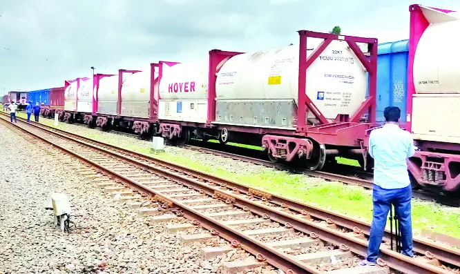 বঙ্গবন্ধু সেতুর পশ্চিম পাড়ে দুই শ’ টন অক্সিজেন খালাস বঙ্গবন্ধু সেতুর পশ্চিম পাড়ে দুই শ’ টন অক্সিজেন খালাস