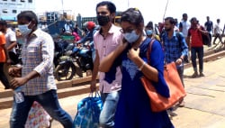 চার গুণ ভাড়া বেশি দিয়ে ঢাকা ফিরছেন যাত্রীরা চার গুণ ভাড়া বেশি দিয়ে ঢাকা ফিরছেন যাত্রীরা