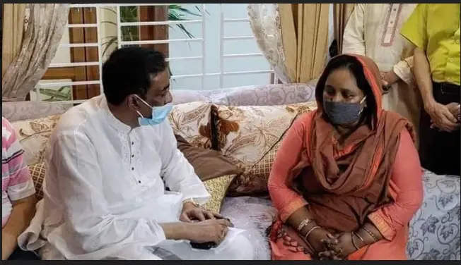 মেয়র আইভীর মাথায় হাত বুলিয়ে শান্তনা এমপি শামীম ওসমানের মেয়র আইভীর মাথায় হাত বুলিয়ে শান্তনা এমপি শামীম ওসমানের