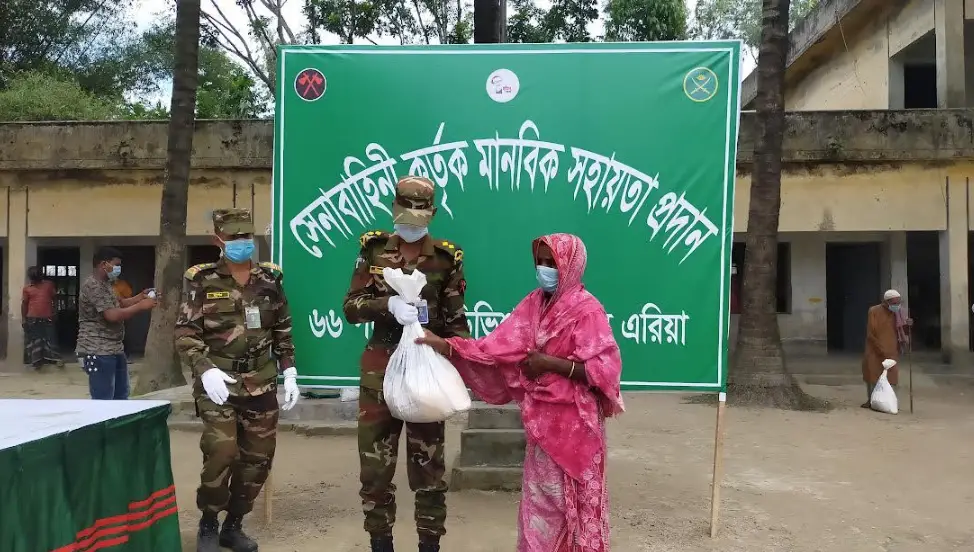 কুড়িগ্রামে অসহায়দের খাদ্য সহায়তা দিল সেনাবাহিনী