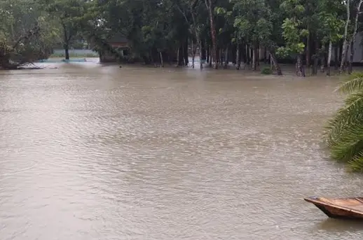 কক্সবাজারে পানি নেমে যাচ্ছে ॥ এখনও সড়ক যোগাযোগ বিচ্ছিন্ন