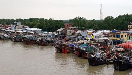 দূর্যোগপূর্ণ আবহাওয়া ॥ ইলিশের ভরা মৌসুমে বিপাকে ২০ হাজার পরিবার দূর্যোগপূর্ণ আবহাওয়া ॥ ইলিশের ভরা মৌসুমে বিপাকে ২০ হাজার পরিবার