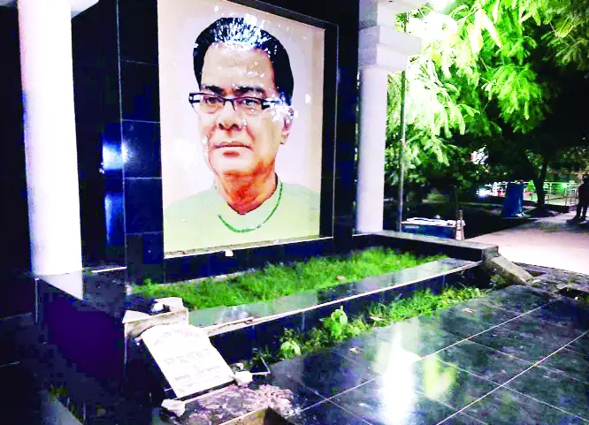 সৈয়দ আশরাফের ম্যুরাল ভাংচুর ॥ মানববন্ধন, মামলা সৈয়দ আশরাফের ম্যুরাল ভাংচুর ॥ মানববন্ধন, মামলা