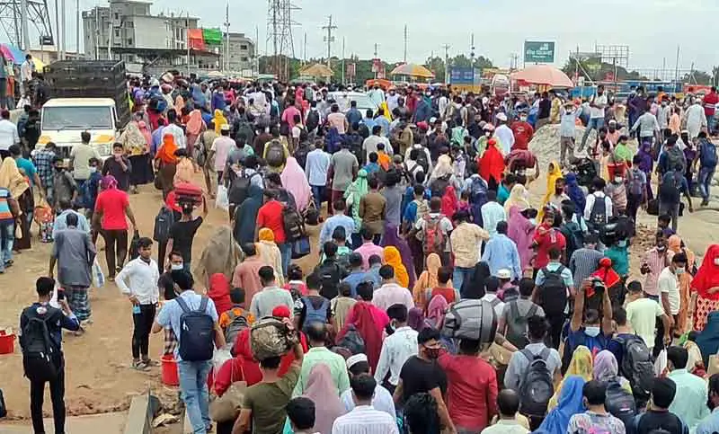 কারখানা খোলার খবরে শিমুলিয়ায় জনস্রোত